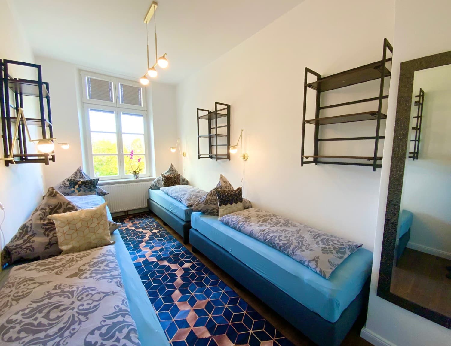 Beletage Wohnzimmer mit hohen Decken und historischem Charme – Beletage im Alten Zollamt