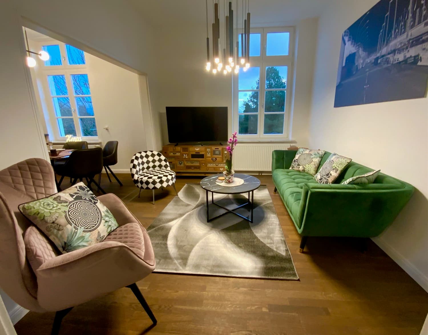 Lichtdurchfluteter Flur mit originalen Holzdielen