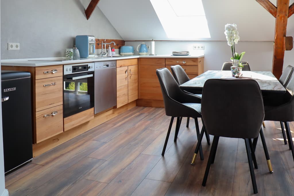 Offener Loft-Wohnbereich mit historischen Holzbalken – Loft im Alten Zollamt