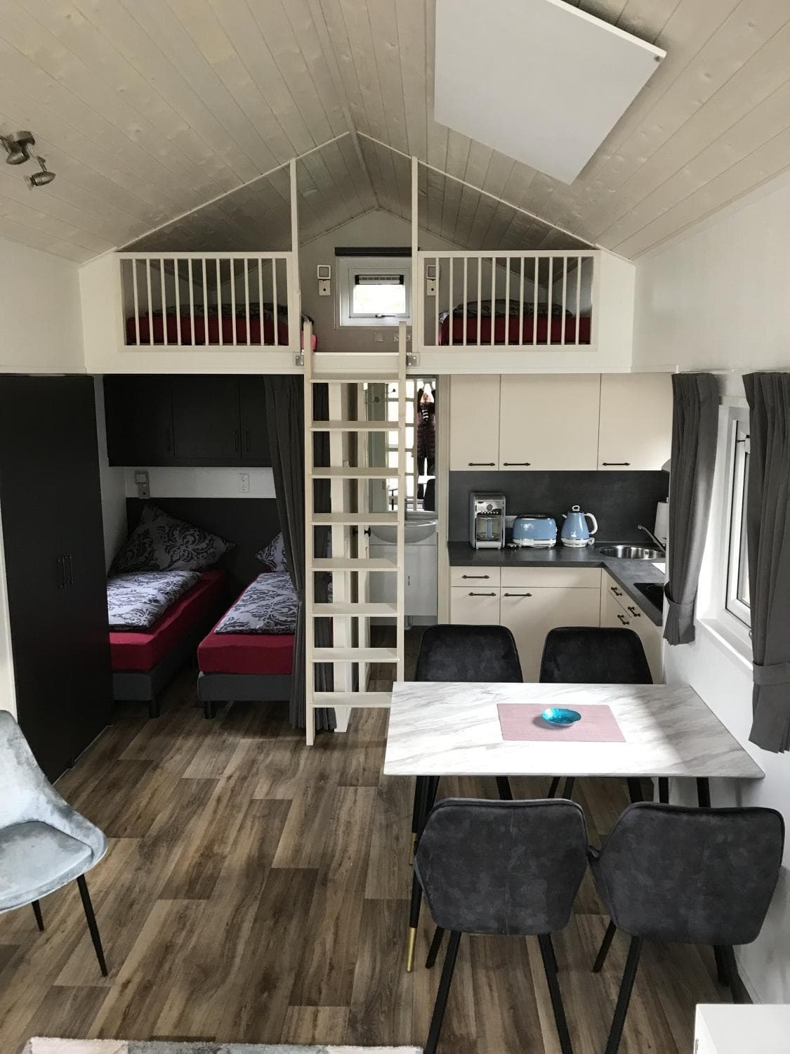 Tiny House 1d Wohnbereich mit Sofa und Küche – Tiny House 1d